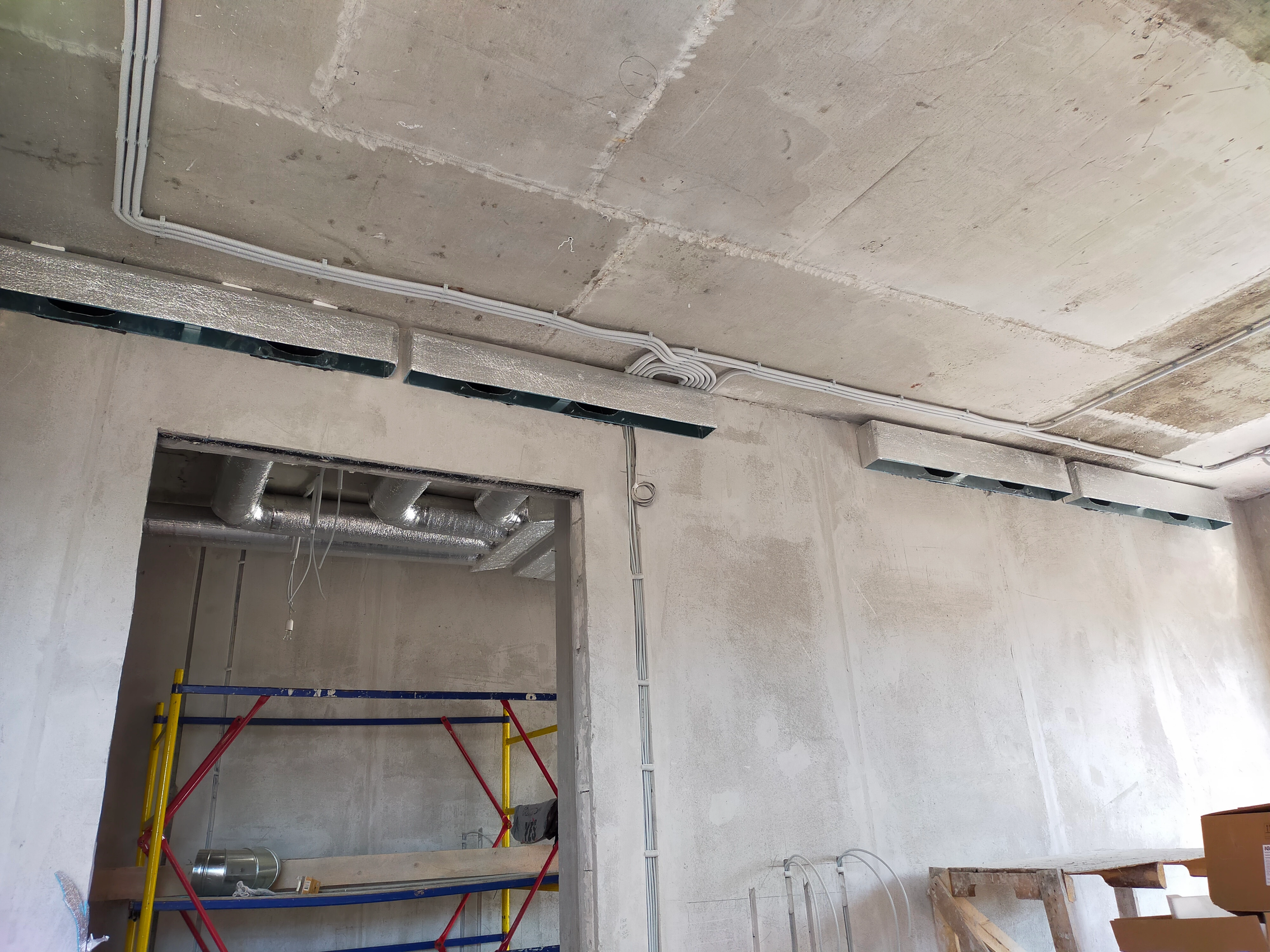 Монтаж вытяжной вентиляции и кондиционеров в таунхаусе 120м2.