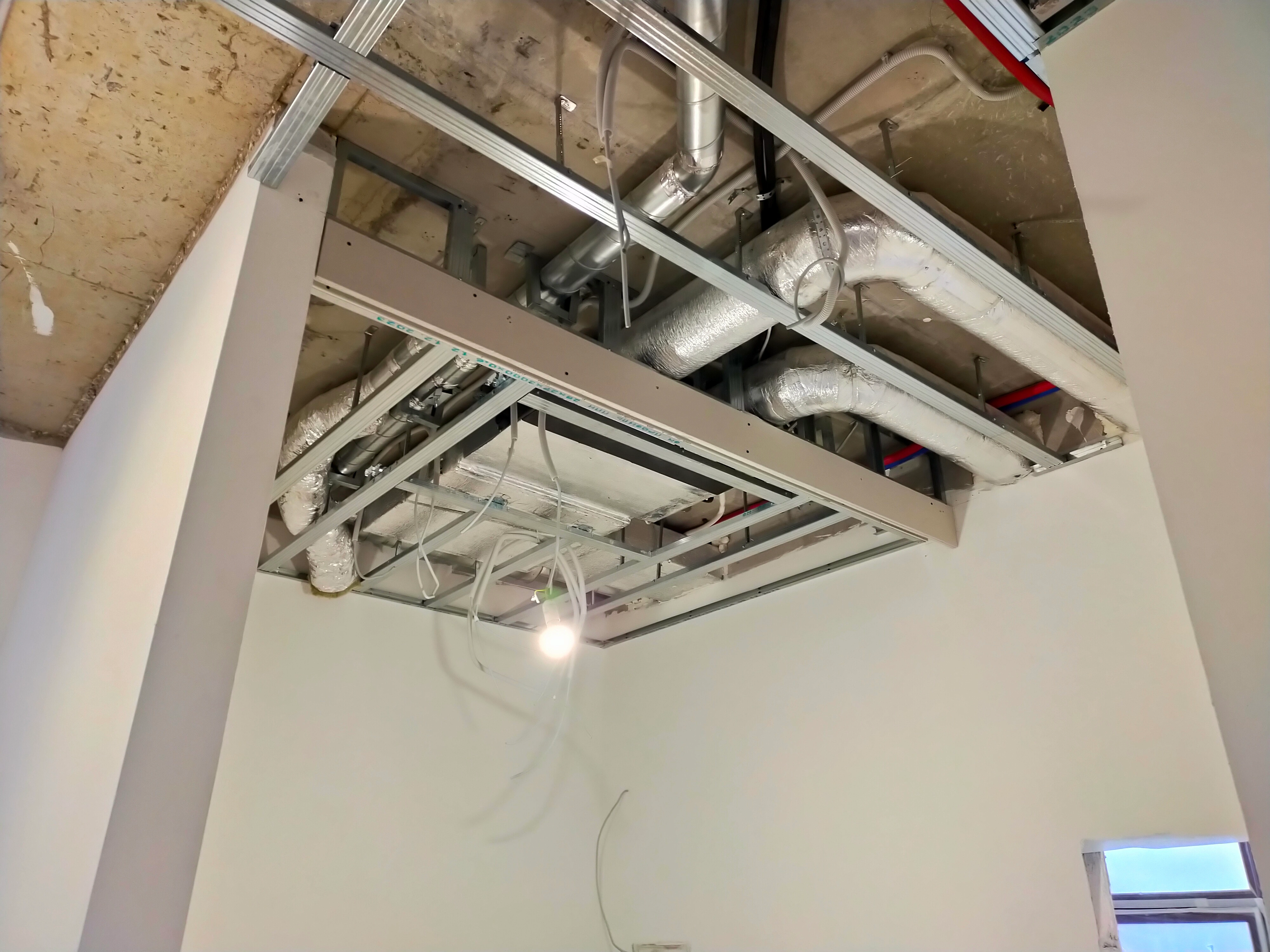 Монтаж вытяжной вентиляции и кондиционеров в таунхаусе 120м2.