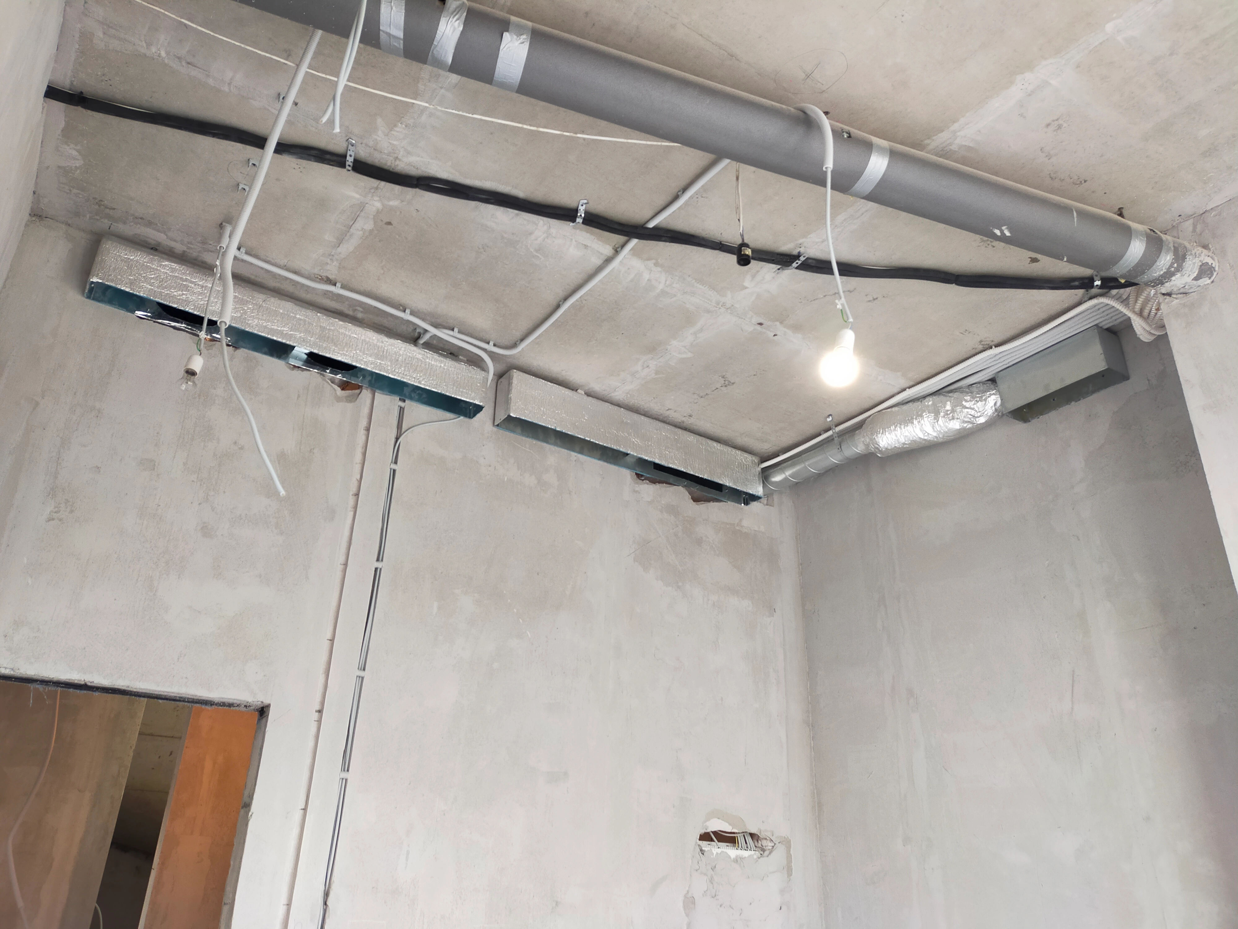 Монтаж вытяжной вентиляции и кондиционеров в таунхаусе 120м2.