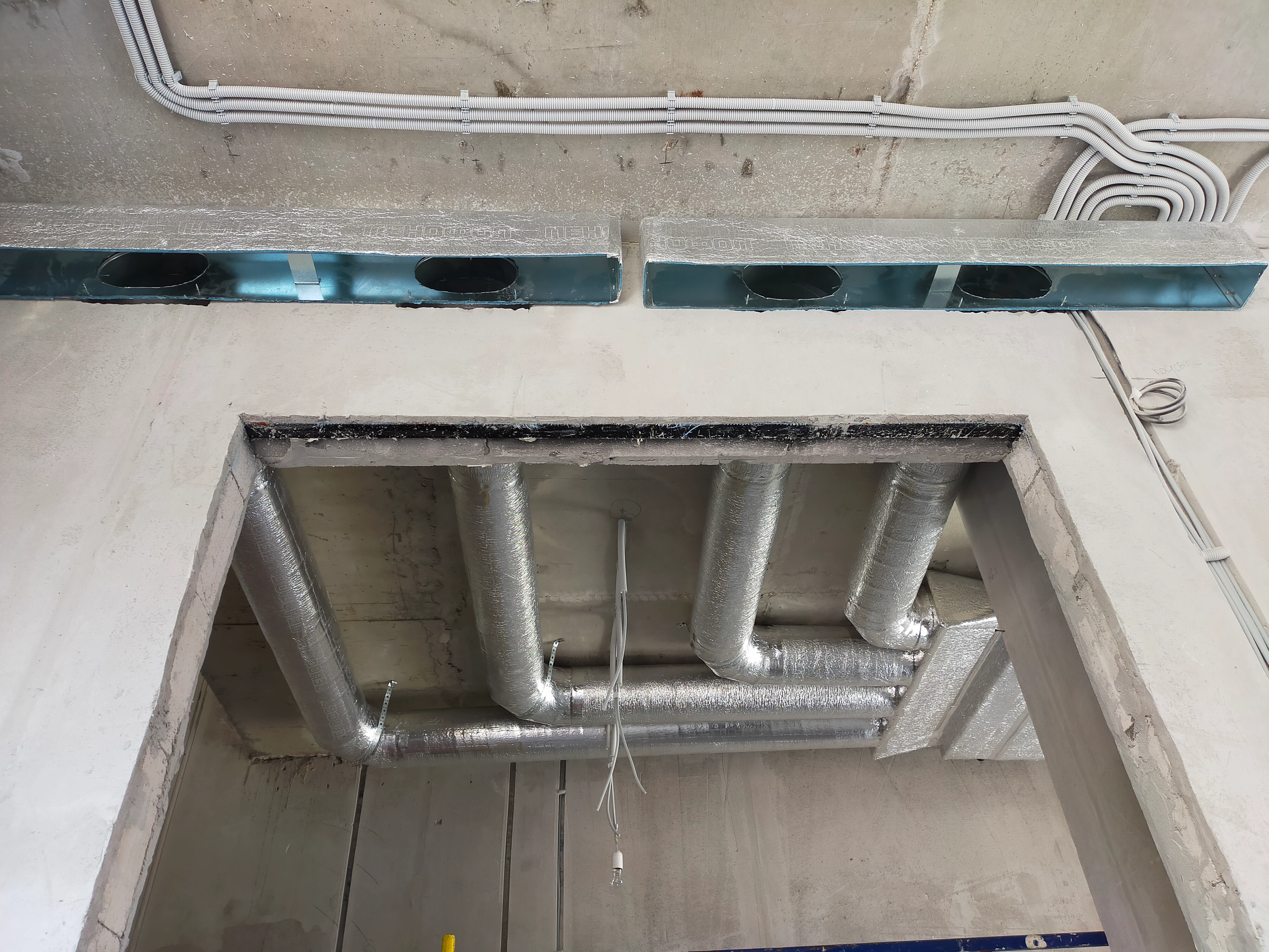 Монтаж вытяжной вентиляции и кондиционеров в таунхаусе 120м2.