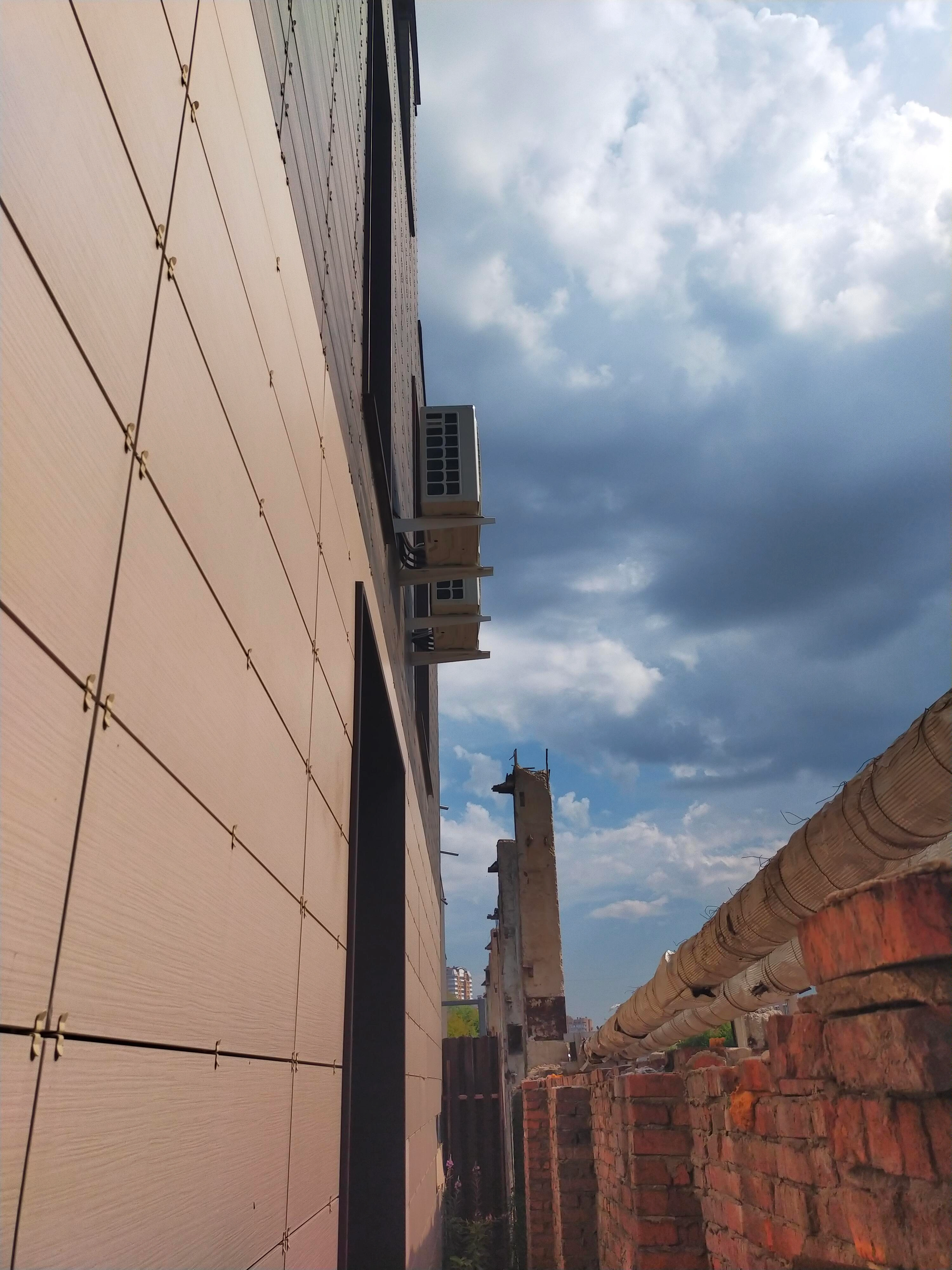 Монтаж вытяжной вентиляции и кондиционеров в таунхаусе 120м2.