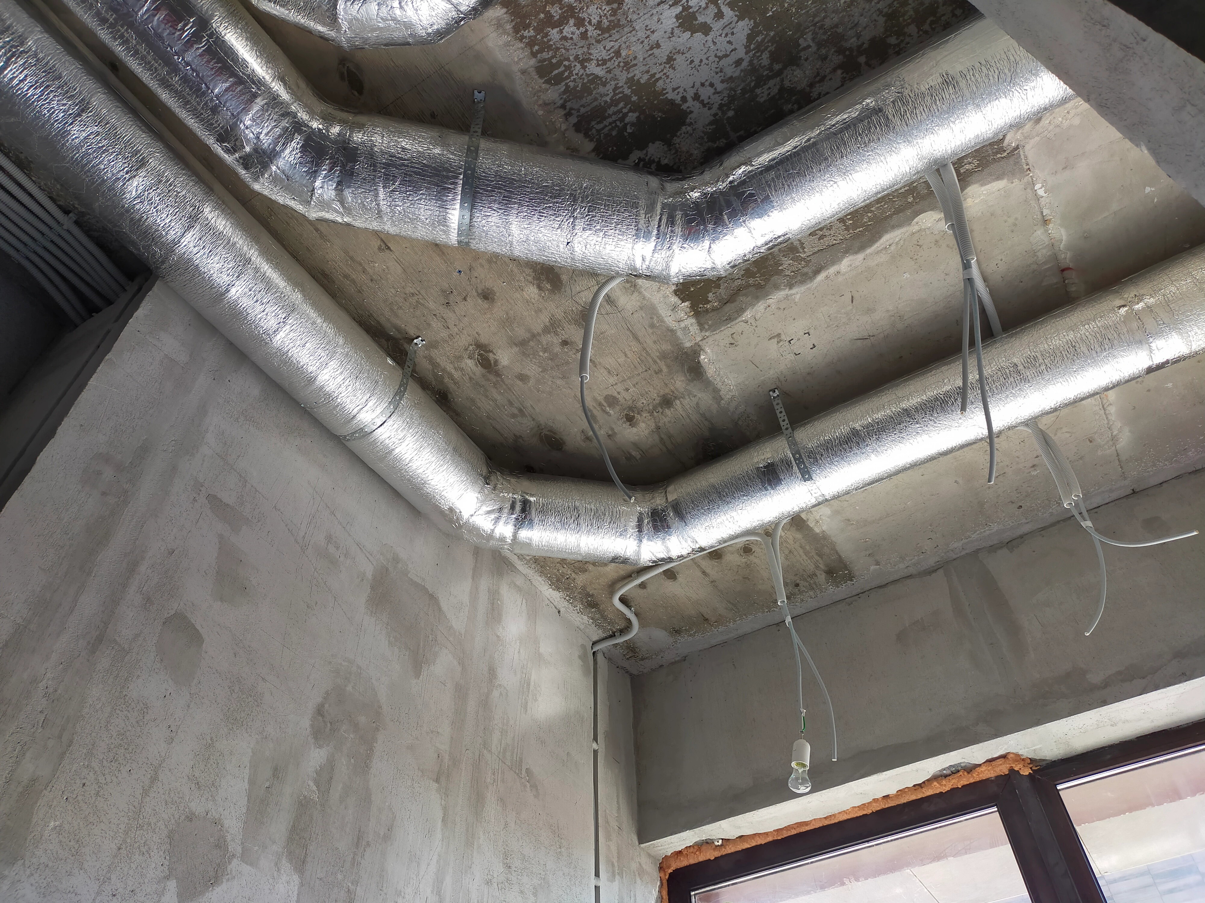 Монтаж вытяжной вентиляции и кондиционеров в таунхаусе 120м2.