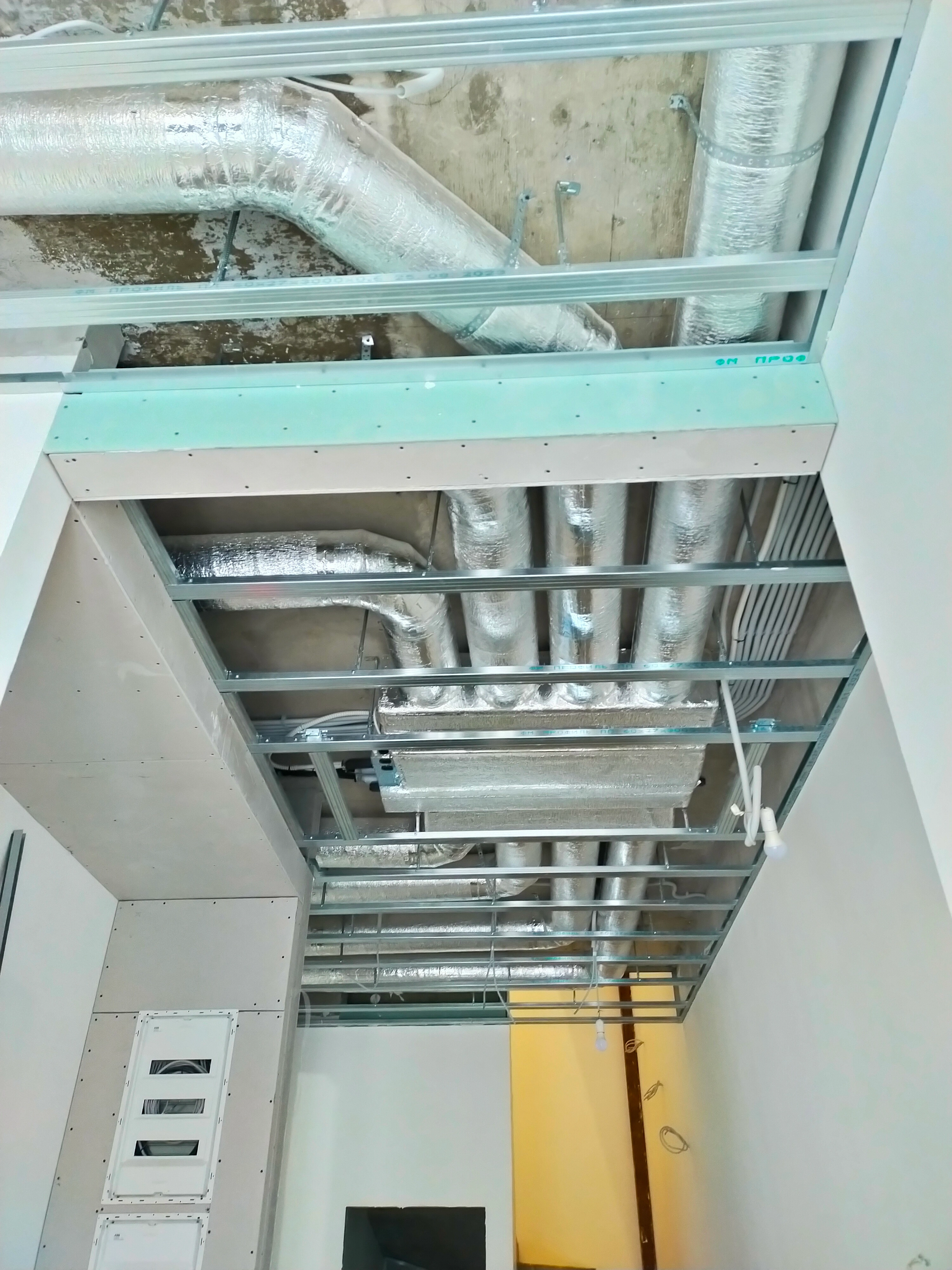 Монтаж вытяжной вентиляции и кондиционеров в таунхаусе 120м2.