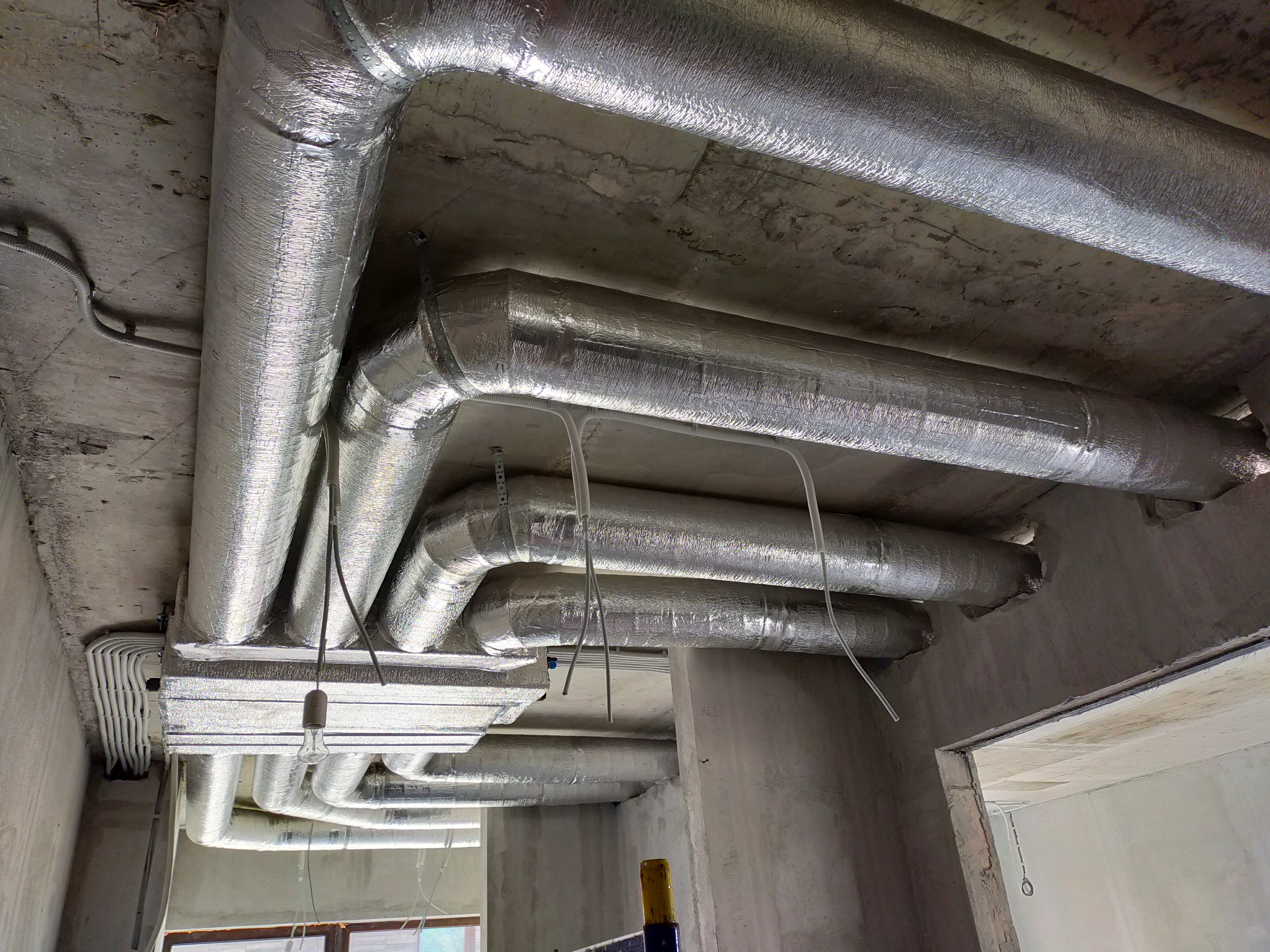 Монтаж вытяжной вентиляции и кондиционеров в таунхаусе 120м2.