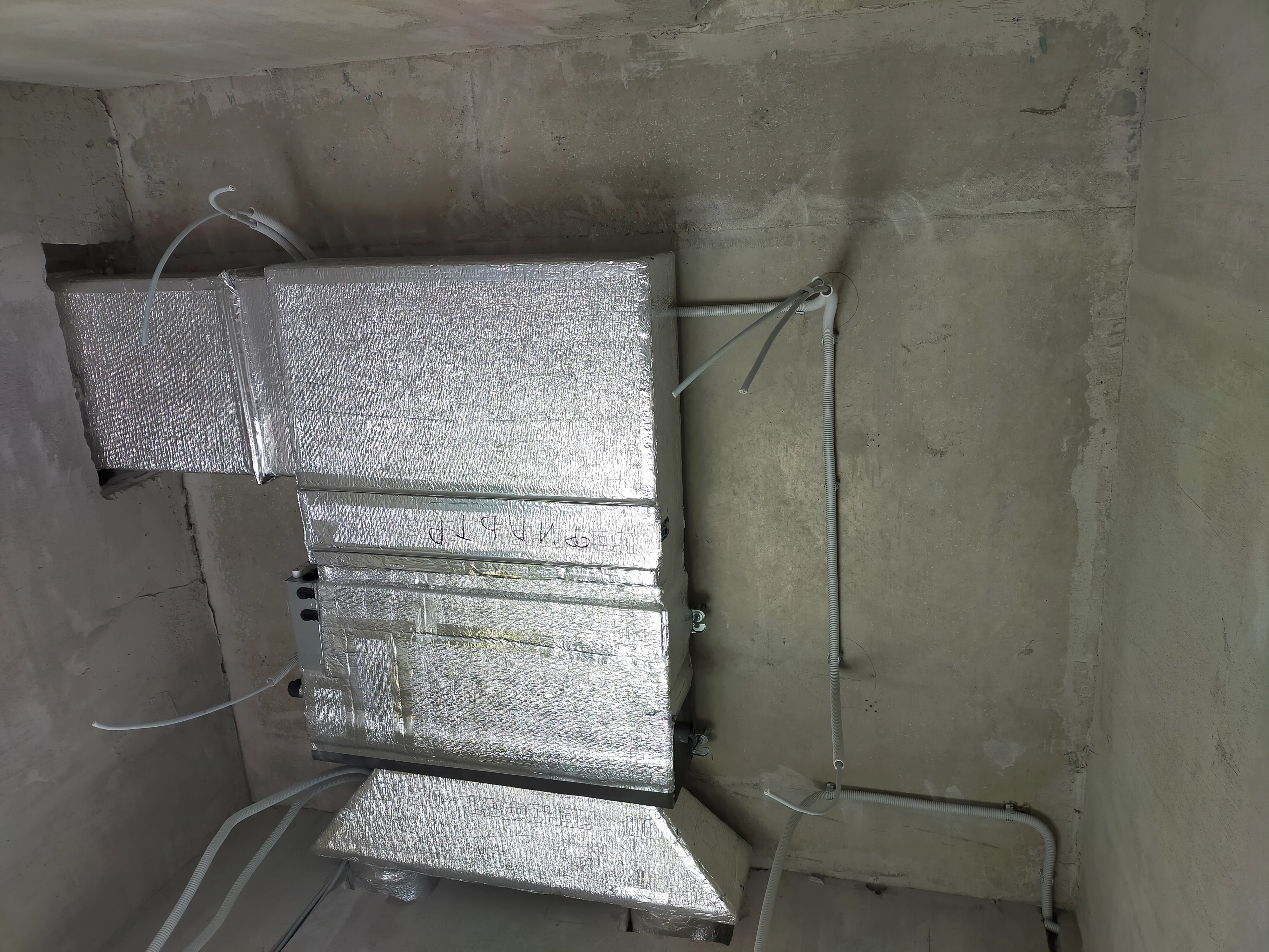 Монтаж вытяжной вентиляции и кондиционеров в таунхаусе 120м2.