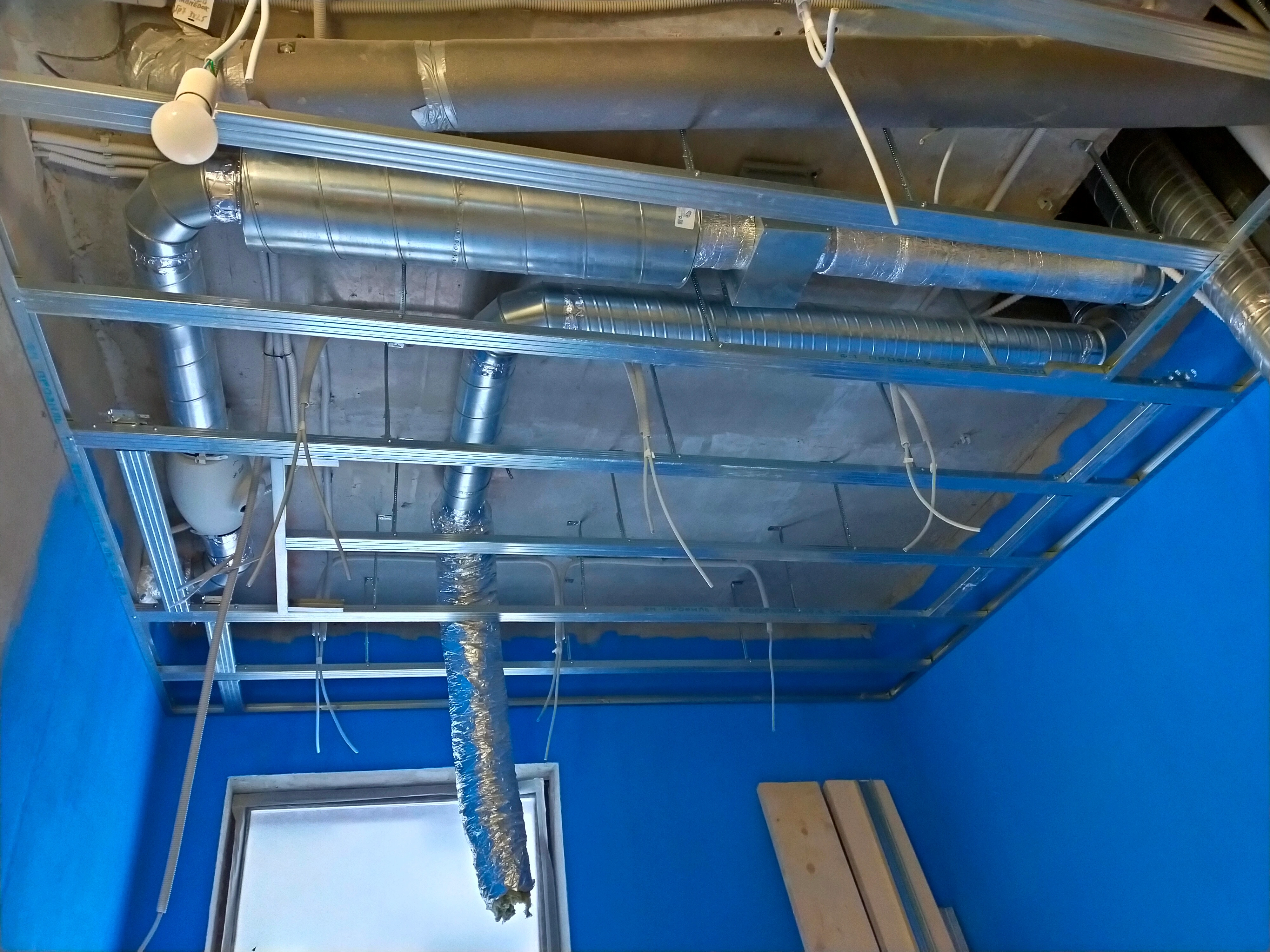 Монтаж вытяжной вентиляции и кондиционеров в таунхаусе 120м2.